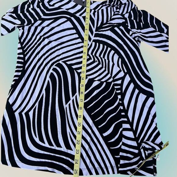 Travelers by Chicos 2  (12-14) M  Black and white long sleeve top with V-neck - Picture 7 of 9